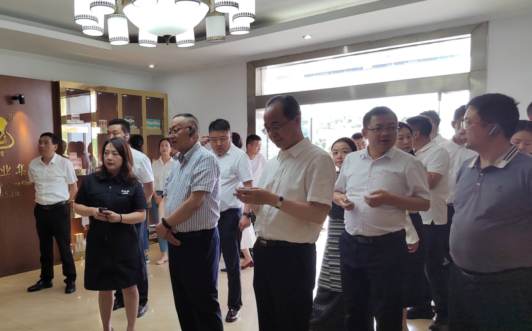 阿壩州政協(xié)副主席、阿壩縣委書(shū)記馮崢勇一行赴四川逢春參觀(guān)調(diào)研